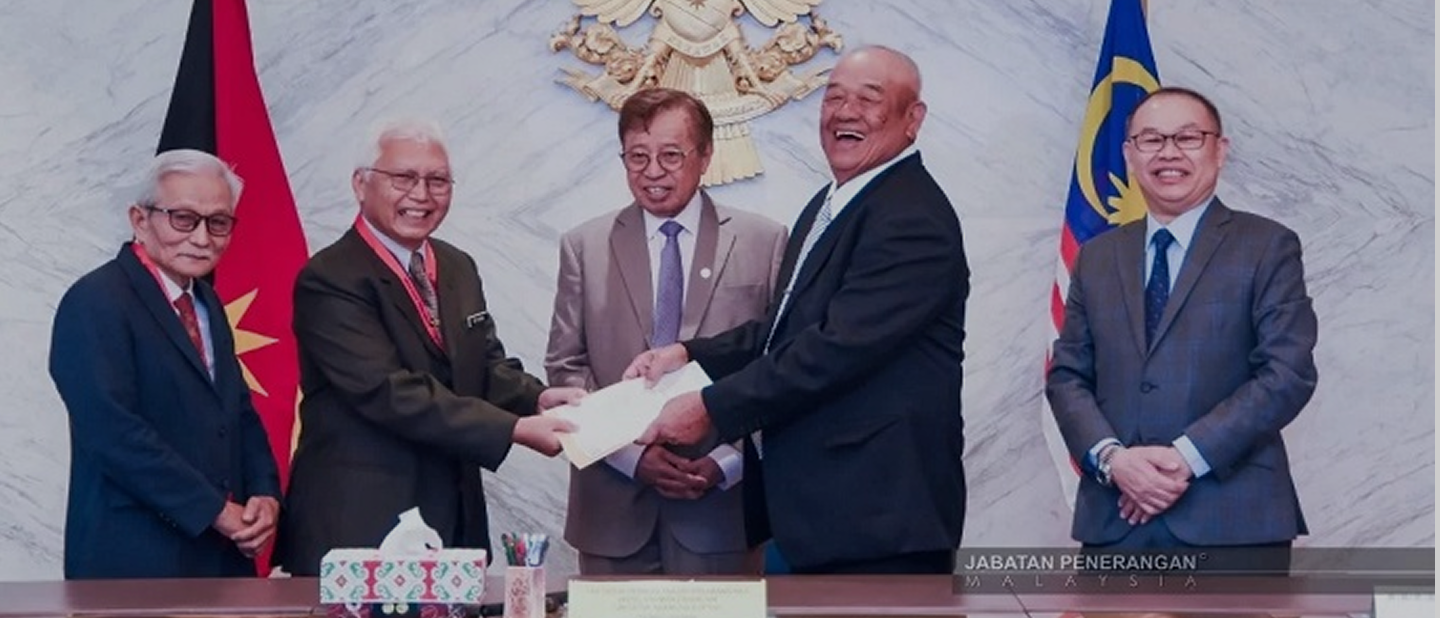 KKB Engineering presents contribution to Petra Jaya Welfare Association